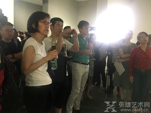 蒋人和,芝加哥大学艺术史系教授 林伟正为观众导览