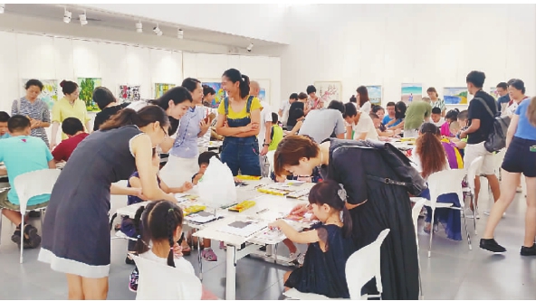  二○一七年八月，中国美术馆艺术教育空间里举行的自闭症儿童绘画教学活动。